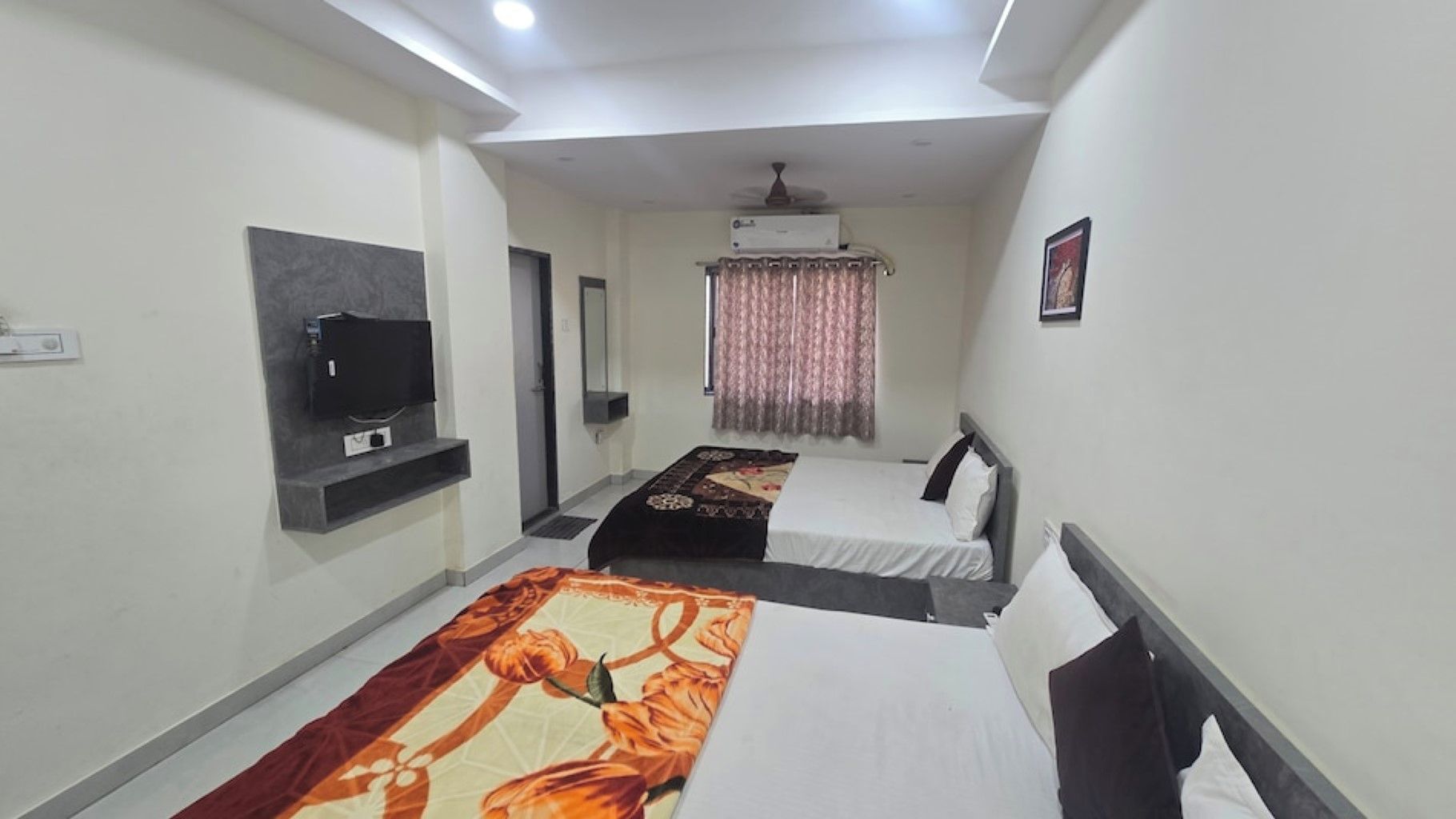Deluxe Room | Iron/ironing board, WiFi (free)
