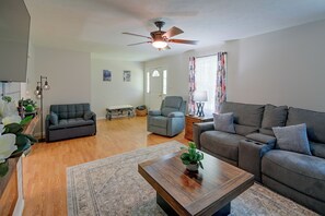 A spacious living room with a ceiling fan, two sofas, a coffee table, and a rug. - Private Yard: Fire Pit & Cornhole! Moorefield Gem (Moorefield)