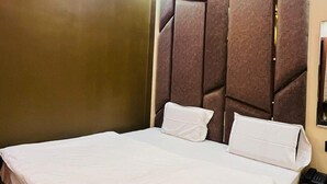 Deluxe Double Room | Desk, free WiFi - Uday Hotel (Maura)