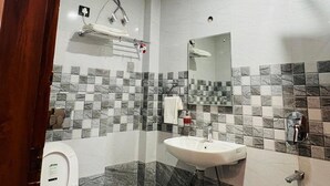 Deluxe Double Room | Bathroom | Shower, free toiletries, towels, soap - Uday Hotel (Maura)
