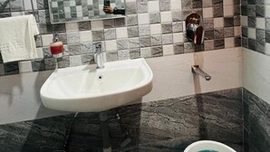 Deluxe Double Room | Bathroom | Shower, free toiletries, towels, soap - Uday Hotel (Maura)