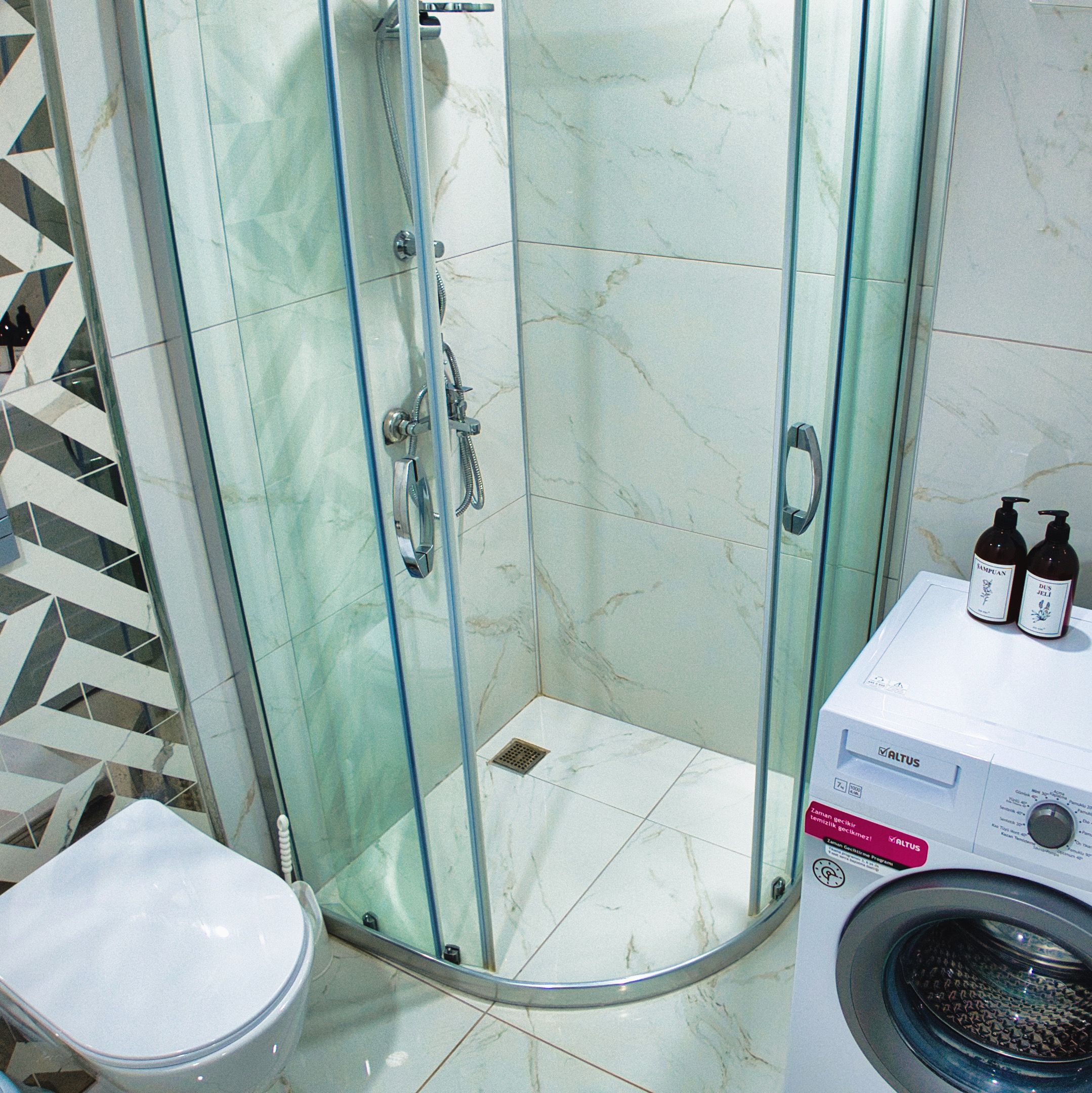 Ducha, artículos de higiene personal gratuitos y secador de pelo