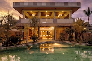 Una piscina al aire libre