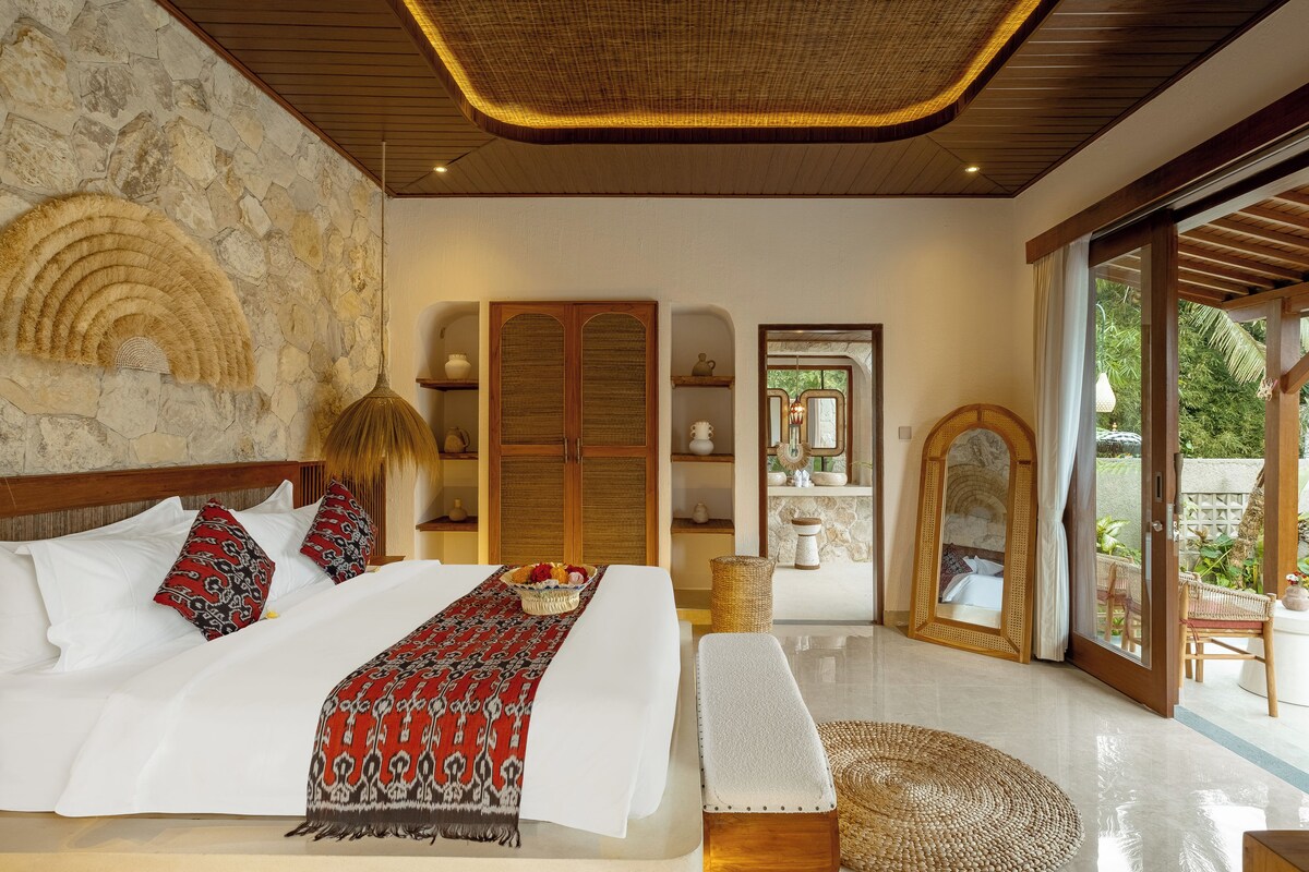 One Bedroom Pool Villa with Jungle View | Minibar, in-room safe, desk, blackout drapes