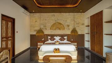 Un dormitorio moderno con una cama grande, una pared de piedra y un techo de madera.