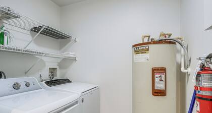 Work, Explore & Unwind! Condo 2 Mi to UF