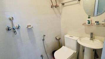Deluxe Double Room, Balcony, City View | Bathroom
