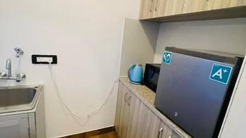Comfort Triple Room, City View | Private kitchen