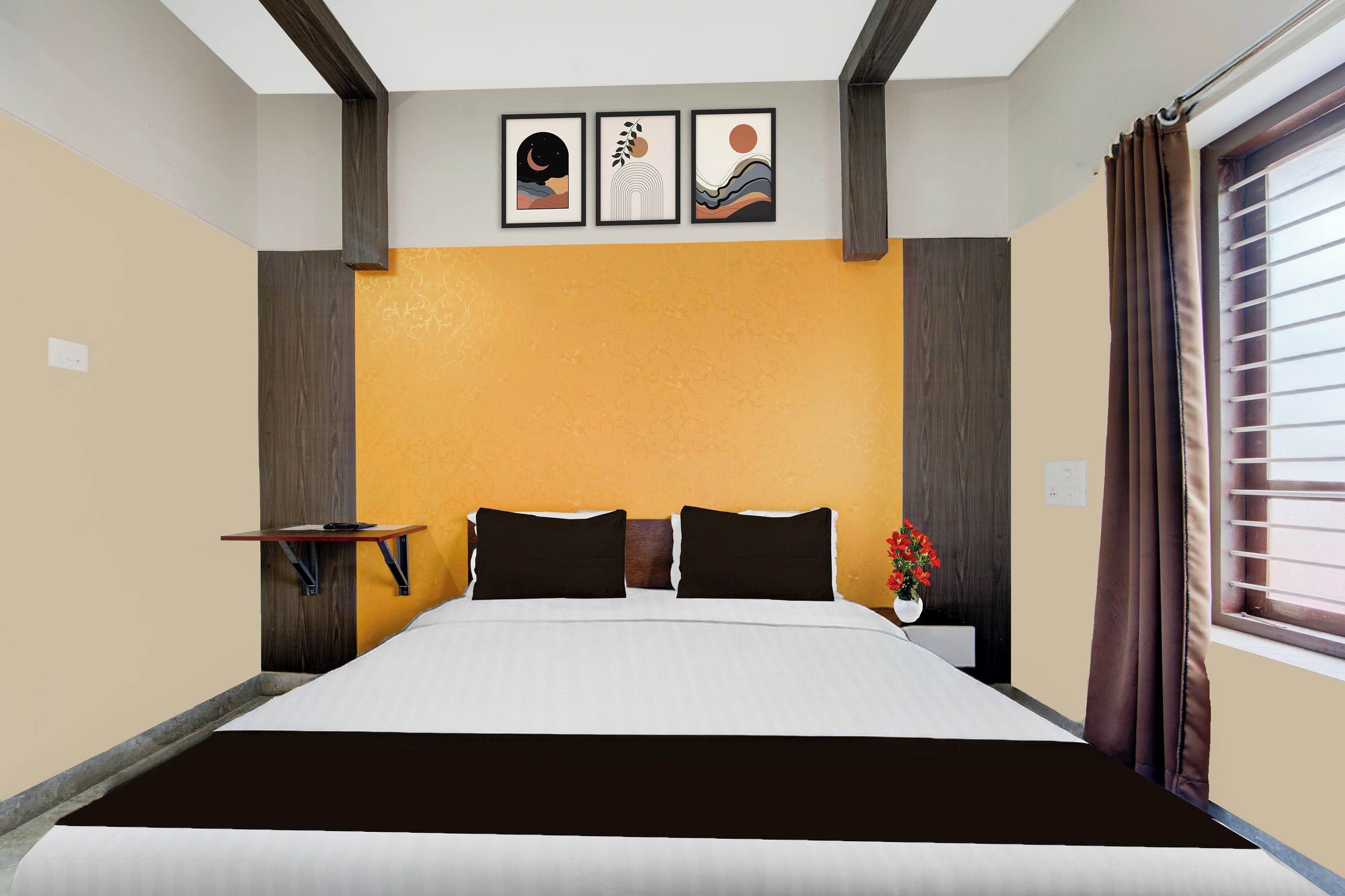Habitación de hotel con cama, mesita de noche, una pequeña mesa y ventana con cortinas.
