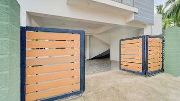 Un edificio moderno con entrada de hormigón y una escalera que lleva al segundo piso.