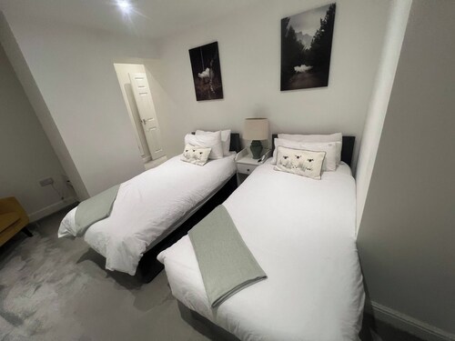 Central Cardiff Sleeps 6 Free Parking