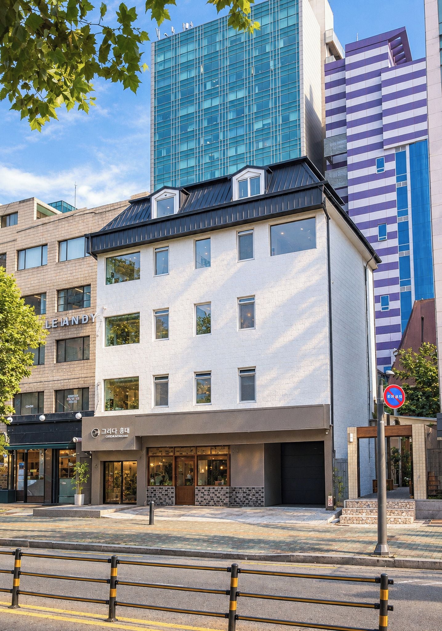 Um edifício de vários andares com design moderno, combinando fachadas de vidro e tijolo, e um espaço comercial no térreo com vitrine visível.