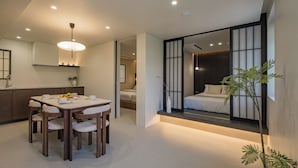 Ein modernes Interieur mit Essbereich, Küche und Schlafzimmer mit Blick.