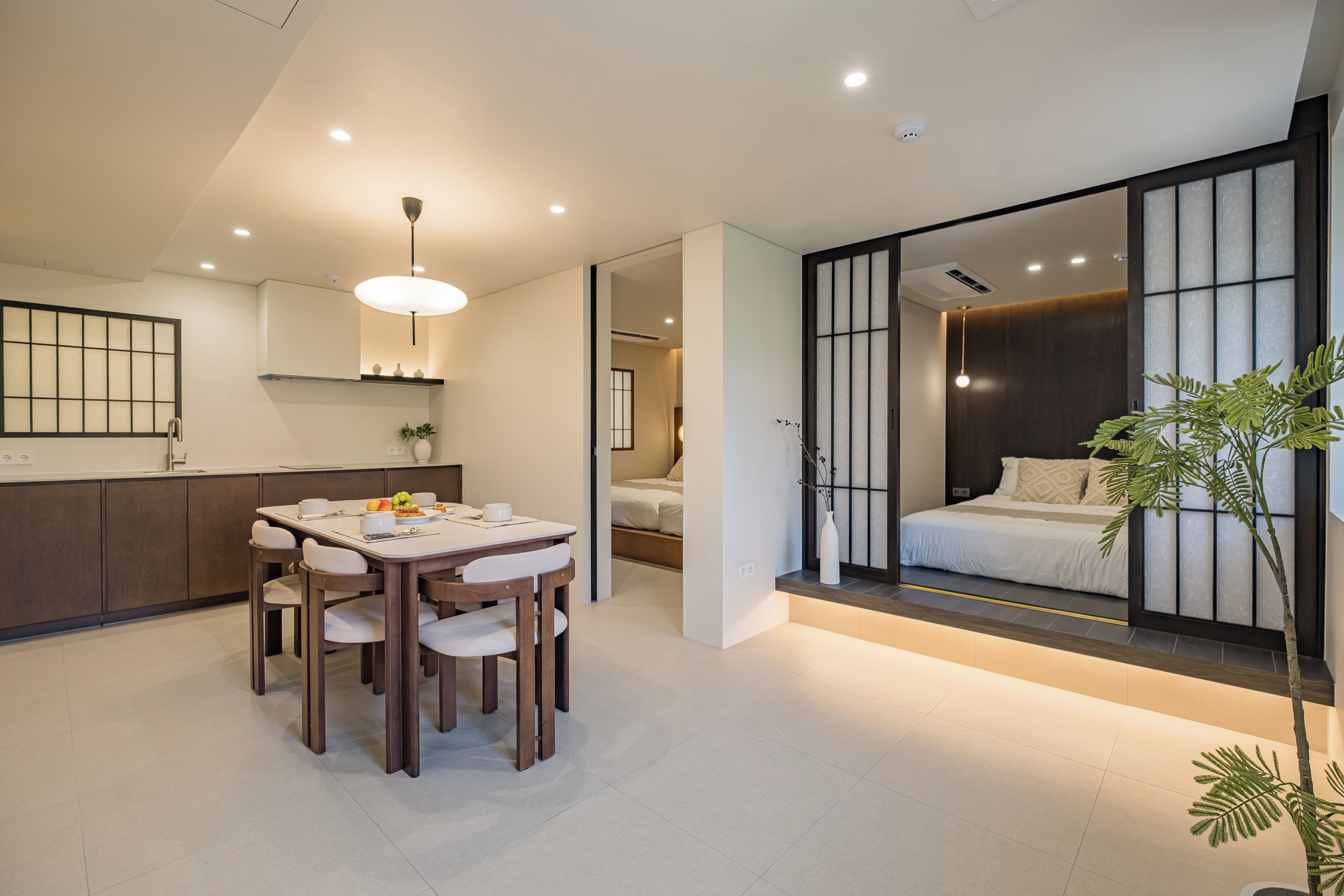 Um interior moderno com área de jantar, quarto com vista e cozinha.