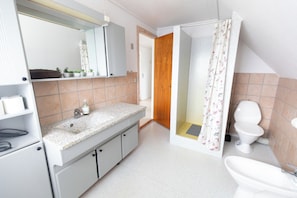 Standard Duplex, 4 Bedrooms, Courtyard Area | Bathroom - Mýrigøta (Tórshavn)