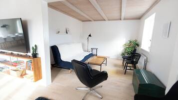 Standard Duplex, 4 Bedrooms, Courtyard Area | Living area