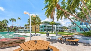 Outdoor dining - Tropic Terrace (Treasure Island)
