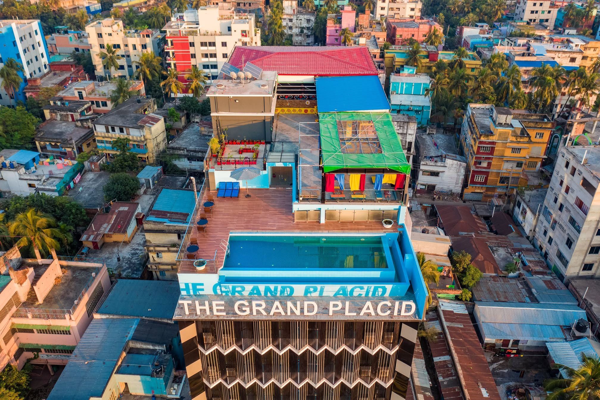 Un hotel con piscina en la azotea y un cartel que dice 'The Grand Placid'.
