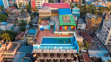 Un hotel con piscina en la azotea y un cartel que dice 'The Grand Placid'.