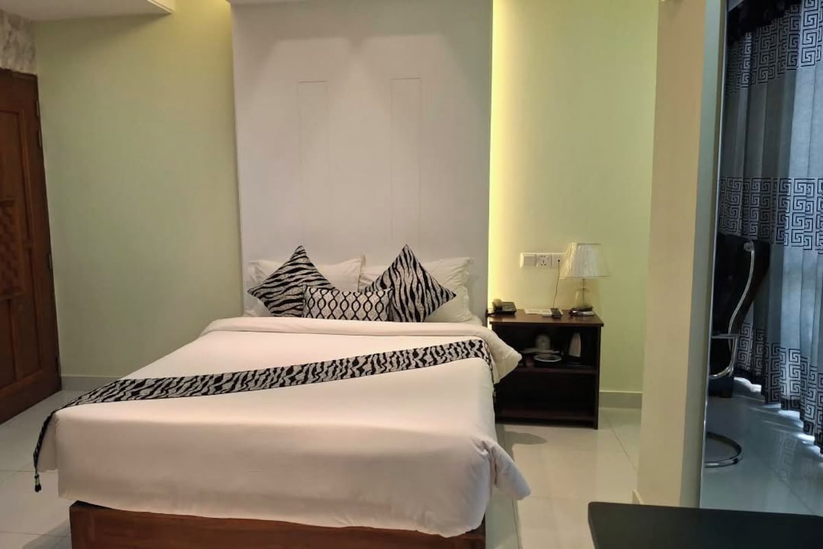 Deluxe Suite, City View | WiFi (free), bed sheets