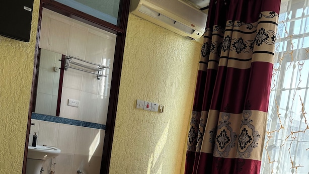 Laptop workspace, WiFi (free) - Peace Point Hotel (Dar es Salaam)