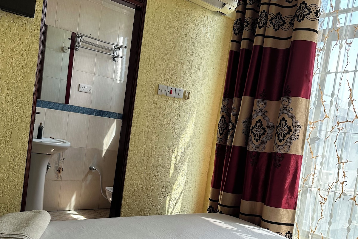 Quarto casal luxo, vista para a cidade | Espaço de trabalho para notebook, Wi-Fi de cortesia