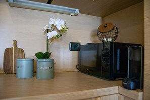 A kitchen counter with a microwave, a small appliance, and two containers labeled 'SALE' and 'TOUCHER'. - A bright 75-square-meter three-room apartment, for up to six guests, located on the first floor of a building (equipped with an elevator, though not suitable for people with disabilities).It enjoys a strategic location near Veronafiere and offers excelle (Verona)
