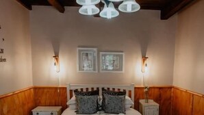 Nhà tiện nghi đơn giản, bếp, quang cảnh vườn | Bộ đồ giường cao cấp, chăn bông, nệm có lớp đệm bông, minibar 