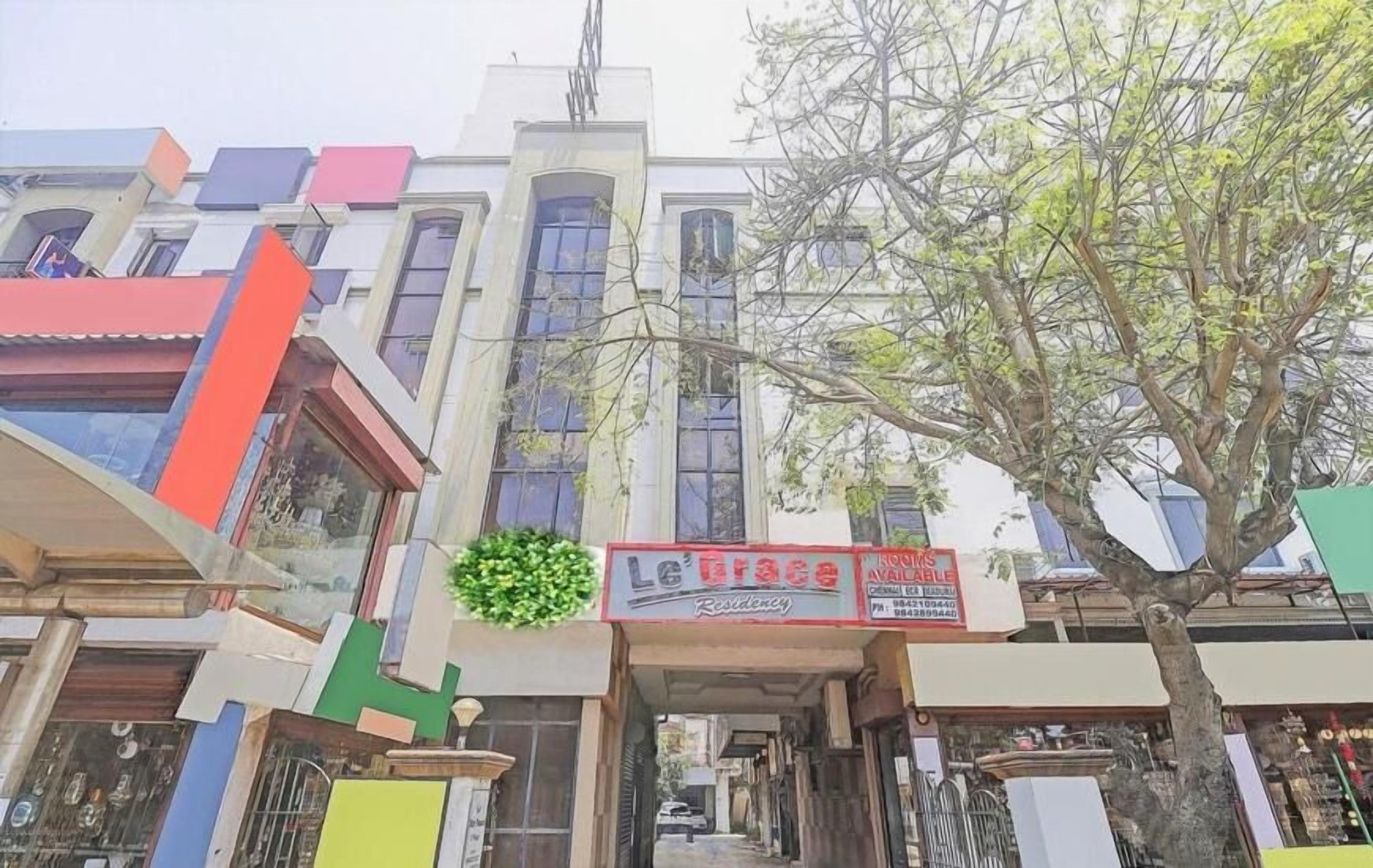Un edificio con un escaparate que muestra el rótulo 'La Roca' y un letrero que indica 'Productos Disponibles'.