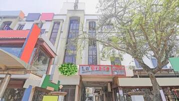 Un edificio con un escaparate que muestra el rótulo 'La Roca' y un letrero que indica 'Productos Disponibles'.