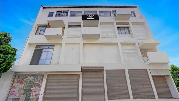 Un edificio de varios pisos con un cartel que indica un servicio de la empresa.