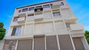 Un edificio de varios pisos con un letrero que indica que es un conjunto de departamentos de empresa.