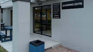 A co-working centre with a pergola, outdoor seating, and a trash bin. - Apartment in Stay Near Montecasino (Johannesburg)