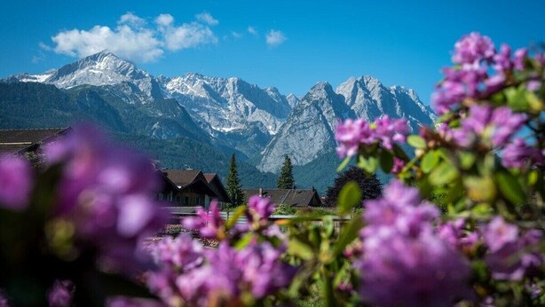 A mountain landscape with snow-capped peaks and a clear sky. - THE COUNTRY VILLA || Garmisch-Partenkirchen (Garmisch-Partenkirchen)