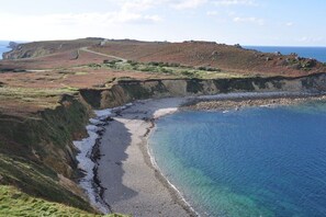 A coastal landscape with a narrow beach, cliffs, and a clear view of the sea. - Holiday apartment with 3 bedrooms (Crozon)