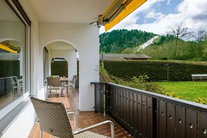 A balcony with a view of a green landscape and a mountain. - Holiday apartment with 3 bedrooms (Garmisch-Partenkirchen)