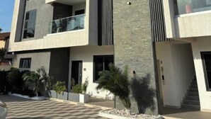 Exterior - Your Convenient City Stay at Sunset View Apartments (Accra)