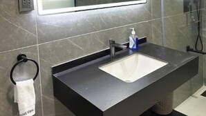 Hair dryer, soap - Warm & Welcoming Apartment Near the Airport (Accra)