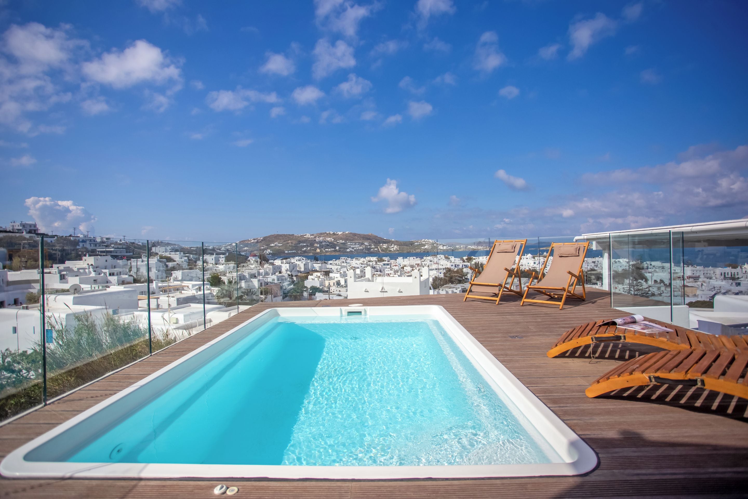 Une piscine sur le toit offrant une vue dégagée sur une ville côtière.