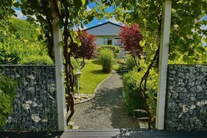 Ein Weg zu einem Haus mit Garten und Zaun.