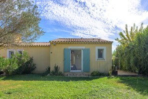 A single-story building with a tiled roof, a front door, and a small porch. - Holiday Home 'Les Demeures Du Soleil - Le Ventoux' with Pool, Wi-Fi and Air Conditioning (Piolenc)