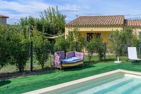 A residential property with a swimming pool, a fenced garden, and a building with a tiled roof. - Holiday Home 'Les Demeures Du Soleil - Le Ventoux' with Pool, Wi-Fi and Air Conditioning (Piolenc)