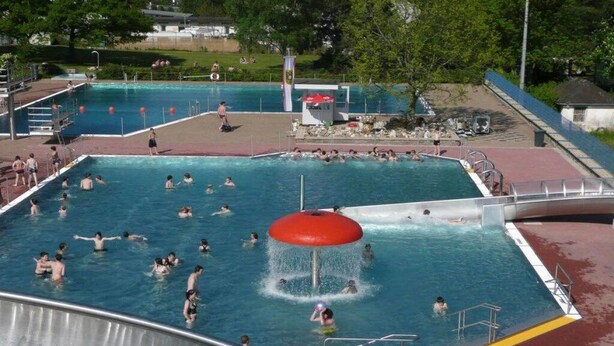 A large outdoor swimming pool with multiple lanes, a water slide, and a lifeguard tower. - Holiday apartment with 2 bedrooms (Traben-Trarbach\/Wolf)