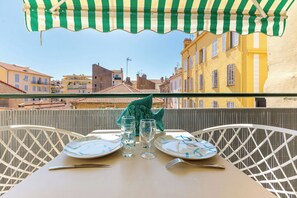 A table set for two with a view of buildings in the background. - Apartment in Cannes with 2 bedrooms sleeps 4 (Cannes)