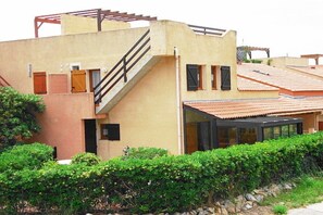 A modern building with a staircase, a covered outdoor area, and a garden. - Holiday home with 2 bedrooms (Narbonne-Plage)