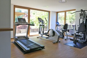 Ein Fitnessstudio mit Cardiogeräten, Kraftgeräten und Laufbändern.