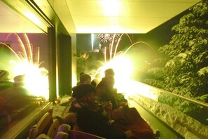 A group of people seated in a row, facing a wall with a decorative element. - Holiday apartment with 1 bedroom (Titisee-Neustadt)