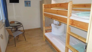 A small room with a bunk bed, a table, and a chair. - B 2 Directly at Lake Netzen (Kloster Lehnin)