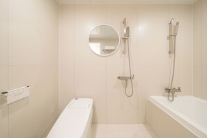 Moderni kylpyhuone, jossa on kylpyamme, suihku ja wc.