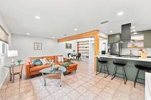 Living area - Azalea Park - Mid Century 2BR in Historic Downtown - Monthly Rentals Only (Gainesville)